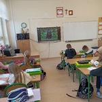 Dzieci pogłębiają swoją wiedzę na temat niedźwiedzi żyjących na świecie..jpg