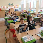 Dzieci grają na flażoletach..jpg