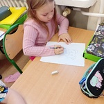 Dziewczynka wykonuje wspaniały rysunek misia..jpg