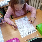 Dziewczynka zaznacza różnice na obrazkach..jpg
