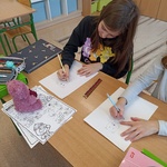 Dziewczynki rysują misia..jpg