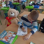 Uczniowie wykonują zadanie na spostrzegawczość.jpg