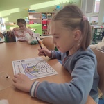 Dziewczynka kolorująca obrazek misia_ w tle widać koleżankę i pluszową zabawkę..jpg