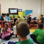 Dzieci w świetlicy oglądają film edukacyjny o andrzejkach.jpg