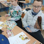 Chłopcy wycinają z gazetkiprodukty do piramidy zywienia.jpg