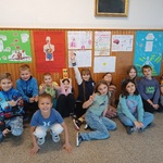 klasa pozuje przed wystawą prac.jpg