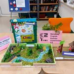 Zdjęcie 7 Wystawa prac konkursowych umieszczona na stole w bibliotece..jpg