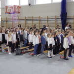 Publicznośc zgromadzona na apelu stoi na baczność i śpiewa hymn Polski.JPG