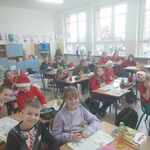 klasa 2 w mikołajkowych strojach w sali lekcyjnej.jpg