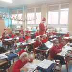 Mikołaj rozdaje cukierki w klasie 1.jpg