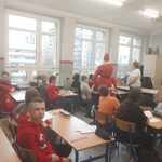 Mikołaj rozdaje cukierki w klasie 6.jpg