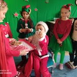 Chłopiec przebrany za Mikołaja pije z kubka..jpg