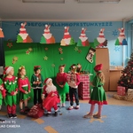 Grupa dzieci pozuje do zdjęcia..jpg