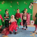 Grupa dzieci w swoich przebraniach  prezentują swoje role..jpg