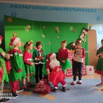 Grupa dzieci w przebraniach elfów prezentuje swoje role..jpg
