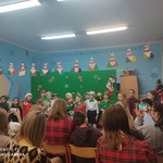 Rodzice oglądają występ swoich dzieci..jpg