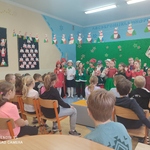 Widzowie oglądają występ koła teatralnego..jpg