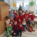 Dzieci pozują do zdjęcia przy klasowej choince..jpg
