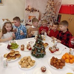 Dzieci przy świątecznym stole rozmawiają..jpg