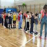 Dzieci w trakcie balu karnawałowego uczestniczą w aktywnościach przy muzyce..jpg