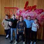 pięciu chłopców na tle ściany walentynkowej.jpg