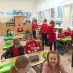 Dzieci rozdają drobne prezenty..jpg