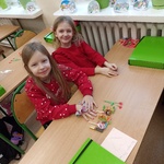 Dziewczynki prezentują otrzymane prezenty..jpg