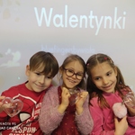 Grupa dzieci prezentuje swoje efekty walentynkowych eksperymentów cz.3.jpg