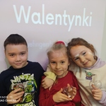 Grupa dzieci prezentuje swoje efekty walentynkowych eksperymentów..jpg