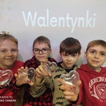 Grupa dzieci prezentuje swoje efekty walentynkowych eksperymentów cz. 2.jpg
