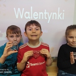 Grupa dzieci prezentuje swoje efekty pracy cz. 2..jpg