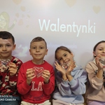Grupa dzieci prezentuje swoje efekty pracy..jpg