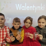 Chłopcy i dziewczynki prezentują swoje wyniki eksperymentu..jpg