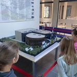 Dzieci oglądające makietę Archiwum Państwowego.jpg