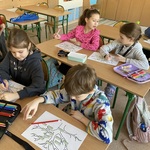 Dzieci uzupełniające karty z drzewem genealogicznym.jpg