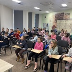 Uczniowie słuchający pani archiwistki.jpg