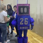 Ubrany na niebiesko robot Bingo_ z dużymi oczami_srebrnymi dwiema antenami na głowie i napisem BINGO 26..jpg