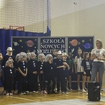 Prezentuje się stojąca grupa dzieci wraz z dwiema nauczycielkami i po prawej stronie robotem Bingo..jpg