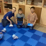 Trójka chłopców steruje robotami Photon..jpg