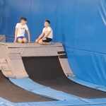 dwóch chłopców na trampolinie.jpg