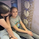 Dwie dziewczynki siedzą w wehikule czasu_ na jego ścianach umieszczone są 3 zegary i zdjęcie ręki..jpg