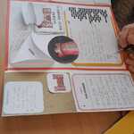 Widok na uczniowski lapbook o Zemście Aleksandra Fredry.  (1).jpg