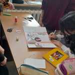 Widok na uczniowski lapbook o Zemście Aleksandra Fredry.  (4).jpg