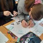 Widok na uczniowski lapbook o Zemście Aleksandra Fredry.  (8).jpg