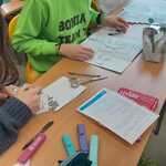 Widok na uczniowski lapbook o Zemście Aleksandra Fredry.  (9).jpg