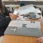 Widok na uczniowski lapbook o Zemście Aleksandra Fredry.  (10).jpg