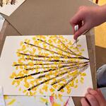 Uczeń robi prace plastyczną.jpeg