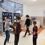 Uczniowie rozdajacy ulotki2.jpg