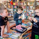 W bibliotece uczniowie losują karteczki z pytaniami konkursowymi.jpg