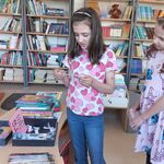 W bibliotece uczennice losują karteczki z pytaniami.jpg